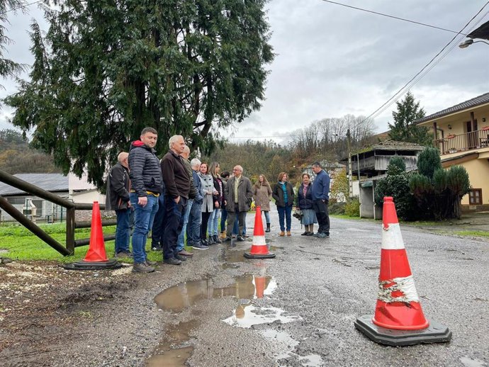 La diputada del PP Cristina Vega en Naraval (Tineo) junto a vecinos de la zona.