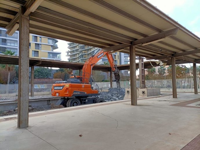 Obras para la retirada de la playa de vías frente a la antigua estación de tren de Almería, donde se instalará la estación provisional de autobuses.