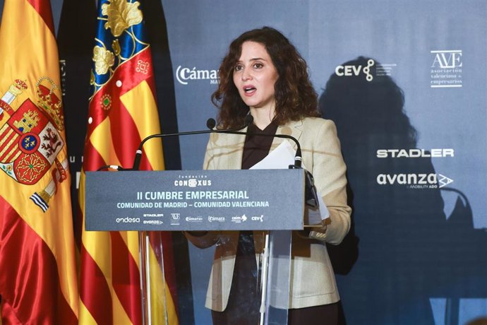 La presidenta de la Comunidad de Madrid, Isabel Díaz Ayuso, interviene en la II Cumbre Empresarial Comunidad de Madrid-Comunidad Valenciana, en el Real Casino de Madrid, a 12 de diciembre de 2023, en Madrid (España).