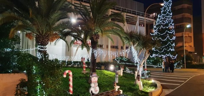 Decoración navideña en el exterior del Hospital Puerta del Mar de Cádiz en una foto de archivo.