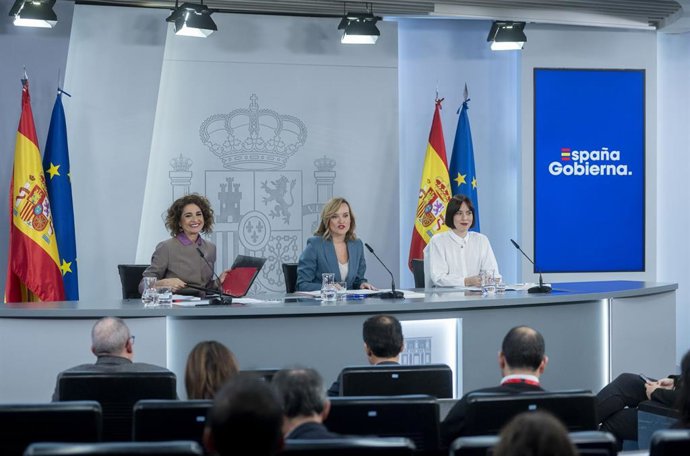 (I-D) La vicepresidenta cuarta y ministra de Hacienda y Función Pública, María Jesús Montero; la ministra Portavoz, Pilar Alegría, y la ministra de Ciencia, Innovación y Universidades, Diana Morant, durante una rueda de prensa posterior a la reunión del
