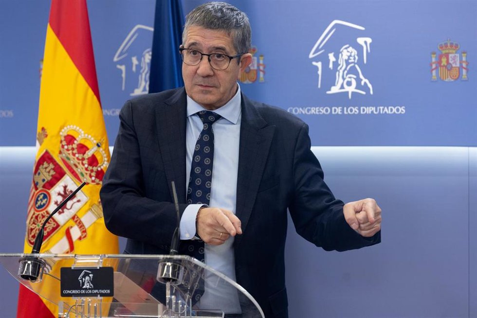 El portavoz del PSOE en el Congreso, Patxi López, ofrece una rueda de prensa posterior a la reunión de la Junta de Portavoces, a 12 de diciembre de 2023, en Madrid (España).