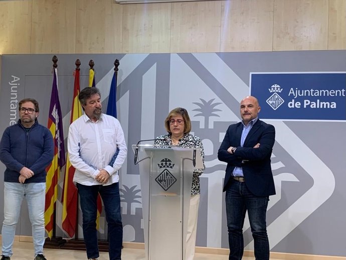 La regidora de Hacienda, Función Pública y Gobierno Interior, Mercedes Celeste, el coordinador de Innovación, David Díez, y miembros del Comité de Empresa del IMI