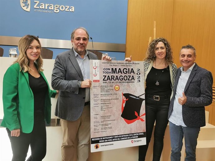 El Festival 'Con toda magia Zaragoza' llena de ilusionismo el centro cívico de San José.