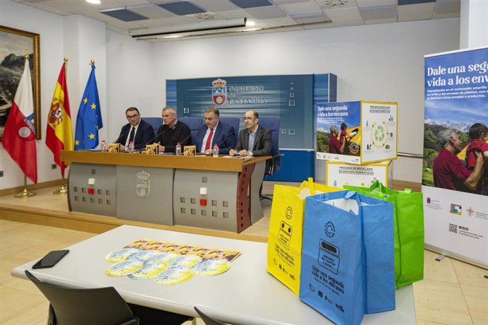 Presentación de la nueva edición de la campaña 'El mundo necesita un giro' que ponen en marcha Ecoembes y el Gobierno de Cantabria