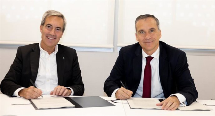 Firma del acuerdo de colaboración de Ilunion y Aenor para impulsar la 'Accesibilidad 360' de las perosnas con discapacidad. De izquierda a derecha, el consejero delegado de Ilunion, Alejandro Oñoro, y el CEO de Aenor, Rafael García Meiro.