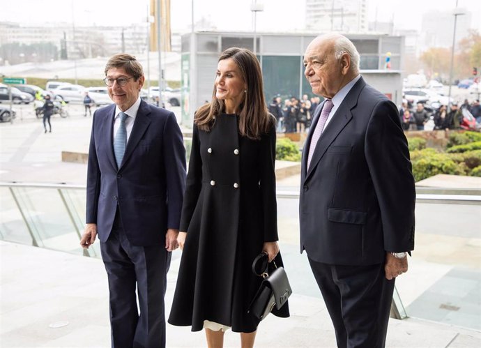 La Reina acompañada por José Ignacio Goirigolzarri y por Ignacio Bayón a su llegada al patronato.