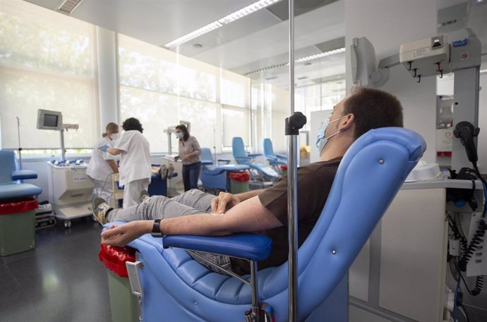 Archivo - Una persona donando en el Centro de Transfusión durante el acto de agradecimiento en el Día Mundial del Donante de Sangre, a 14 de junio de 2021, en Madrid (España). El 14 de junio de cada año se celebra el Día Mundial del Donante de Sangre. S