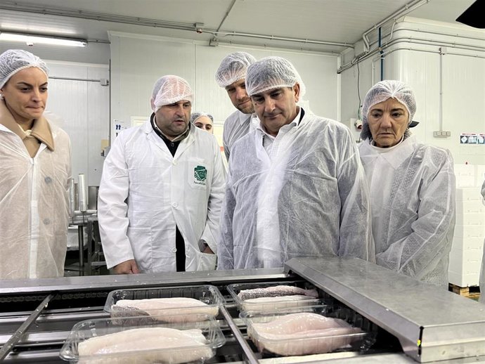 El delegado del Gobierno, Pedro Blanco, en visita a Pescados Rubén