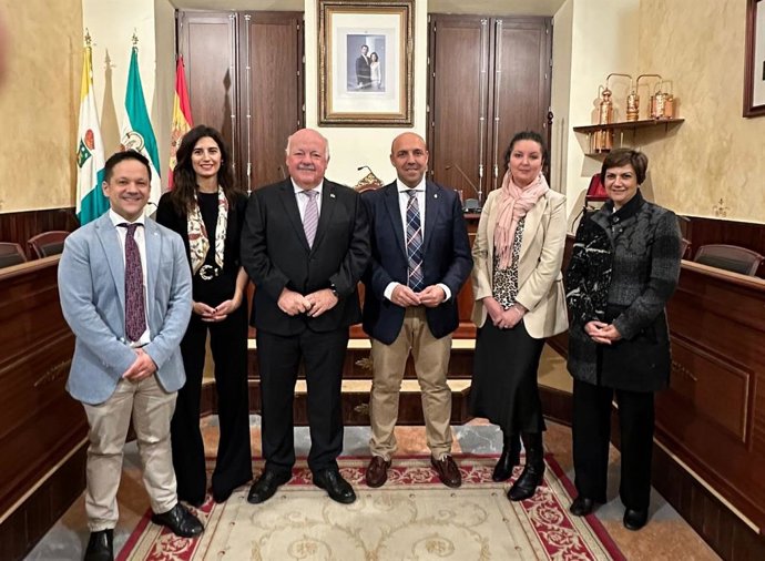 Aguirre (3 izda.), durante su visita institucional al Ayuntamiento de Rute (Córdoba).