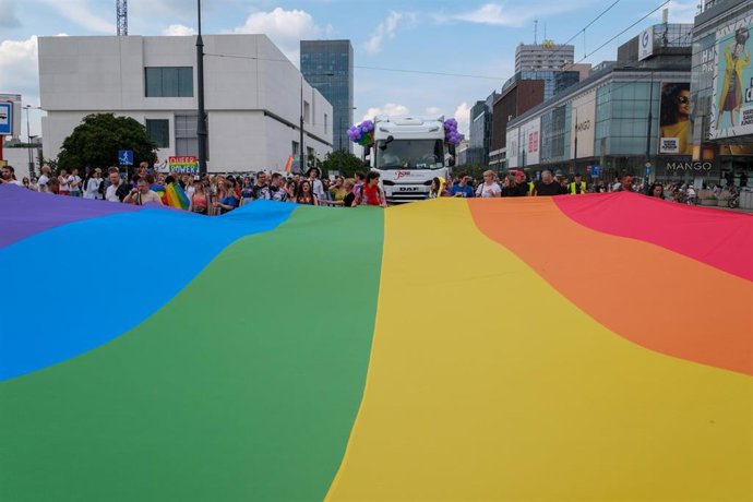 Archivo - Marcha del orgullo LGTBI en Varsovia, Polonia