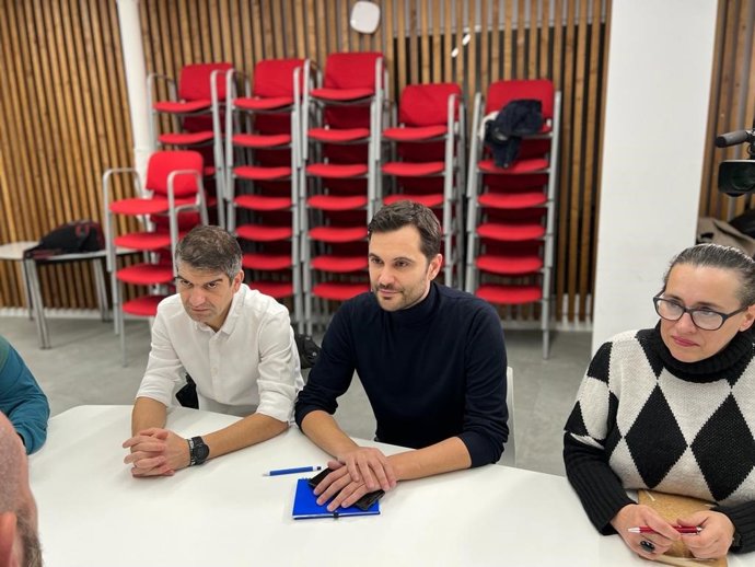 Jorge Suárez, ex alcalde de Ferrol, junto al portavoz de Sumar Galicia, Paulo Carlos López.