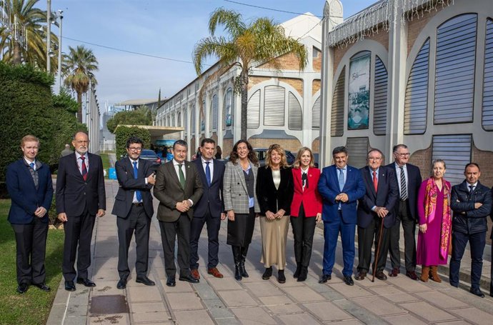Autoridades en la celebración del 'Día del Puerto' en el que culmina el programa de actos conmemorativos de su 150 aniversario del Puerto de Huelva.
