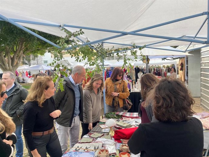El alcalde de Tomares, José María Soriano, en el Mercadillo Navideño de Marcas.