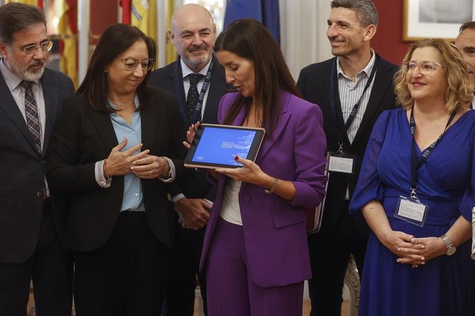 Archivo - La consellera de Hacienda, Ruth Merino (c), recibe a la presidenta de Les Corts, Llanos Massó (2i).