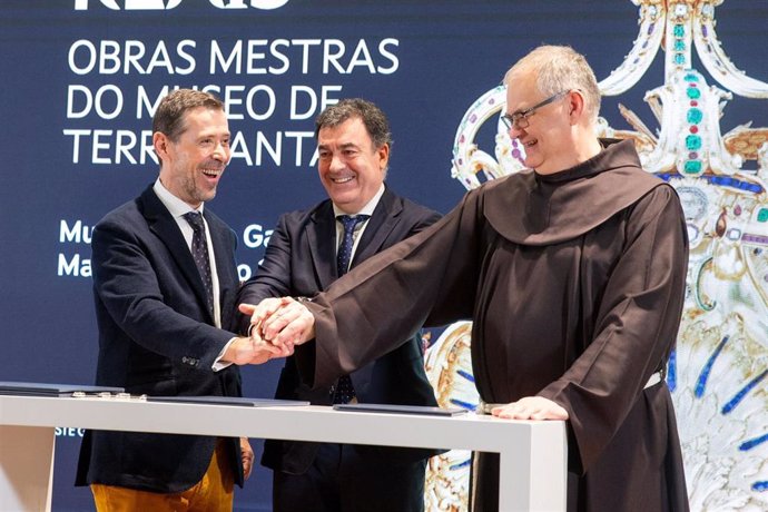 O conselleiro de Cultura,Román Rodríguez, asina o convenio co director da Fundación Calouste Gulbenkian, António Filipe Pimentel, e o director da oficina de Patrimonio Cultural dá Custodia de Terra Santa, Fr. Stéphane Milóvich