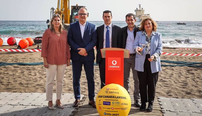 Inmaculada González, Junto A Antonio Acosta; El Director De Vodafone En Canarias, Javier Álvarez; Juan José Martínez, Y Guadalupe González Taño (De Izq A Dech) En La Playa De Salinetas