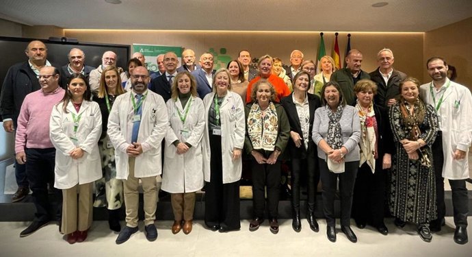 Foto de familia tras el acto de homenaje al personal jubilado en 2023 en el Área de Gestión Sanitaria de Osuna (Sevilla).