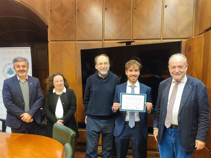 El consejero Alejandro Calvo, la vicerrectora Begoña Cueto, y los catedráticos Javier Suárez Pandiello y Leopoldo Tolivar Alas junto al estudiante premiado Enol Álvarez Fernández