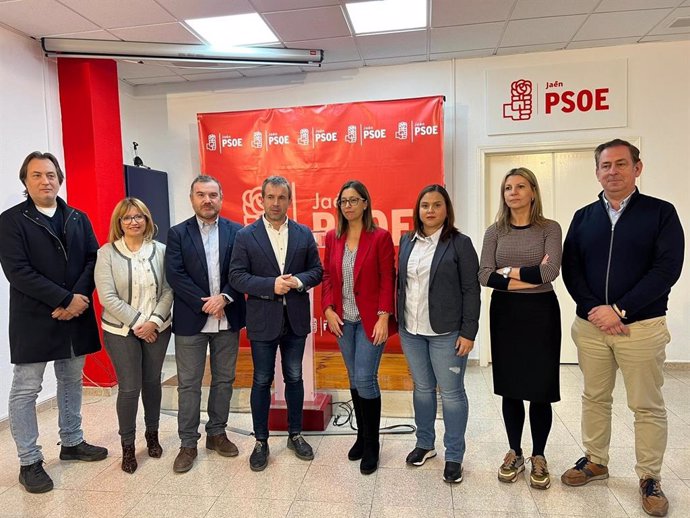 Carlos Alberca (3d), junto a Julio Millán y otros concejales del PSOE en Jaén.