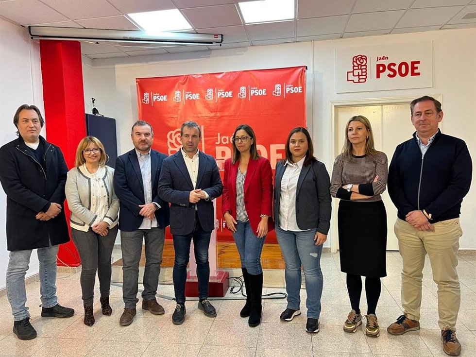 Carlos Alberca (3d), junto a Julio Millán y otros concejales del PSOE en Jaén.
