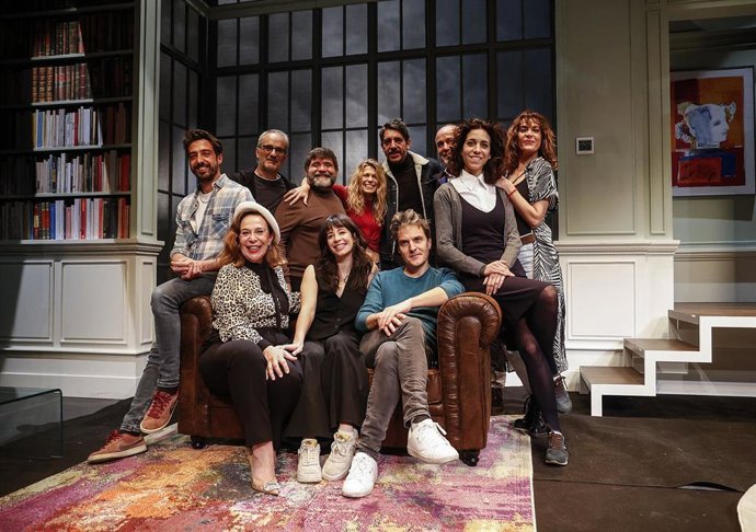 (I-D)  Lola Moltó, la ayudante de dirección Paula Braguinsky y Jordi Ballester, y Bruno Tamarit, Diego Braguinsky, Ferrán Gadea, Rebeca Valls, el director Ignasi Vidal, el gerente del Teatro Talía, Enrique Fayos y las actrices Lara Salvador y Vanessa Ca