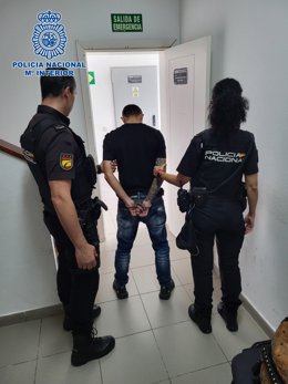 Agentes de la Policía Nacional con el detenido en el intercambiador de Santa Catalina, en Las Palmas de Gran Canaria