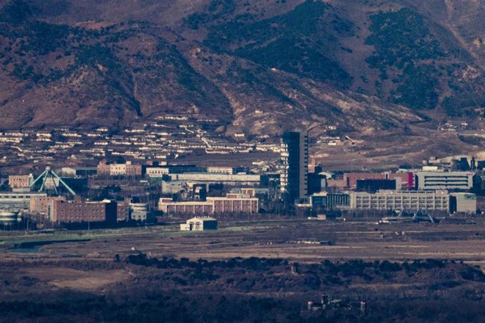 Archivo - 08 February 2021, South Korea, Paju: A general view of the suspended joint industrial complex in North Korea's border city of Kaesong is seen from the South Korean border city of Paju, ahead of the fifth anniversary of the suspension. South Ko