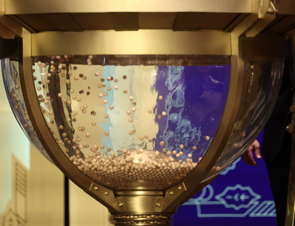 Bombo de la lotería durante la celebración del Sorteo Extraordinario de la Lotería de Navidad 2021, en el Teatro Real de Madrid