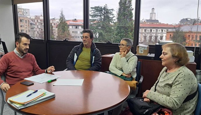 El director general de Vivienda, Daniel Sánchez, durante la reunión que ha mantenido con vecinos afectados