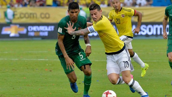 Archivo - James pugna con un defensa boliviano