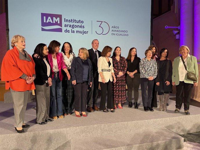 El presidente del Gobierno de Aragón, Jorge Azcón, celebra el 30 aniversario del IAM con todas las directoras.