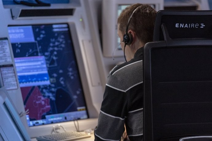 Controlador aéreo en un centro de control de Enaire.