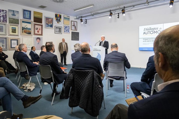 El consejero de Industria, Empleo, Innovación y Comercio, Eduardo Arasti, inaugura la jornada `Diálogos de Automoción