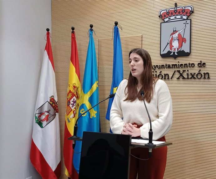 La portavoz de Podemos en el Ayuntamiento de Gijón, Olaya Suárez, en rueda de prensa en el Consistorio gijonés.