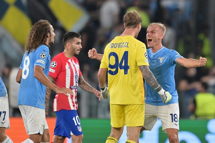 Archivo - 19 September 2023, Italy, Rome: Lazio goalkeeper Ivan Provedel (C) celebrates scoring his side's first goal with teammates during the UEFA Champions League Group E soccer match between SS Lazio and Atletico Madrid at Stadio Olimpico Tour. Phot