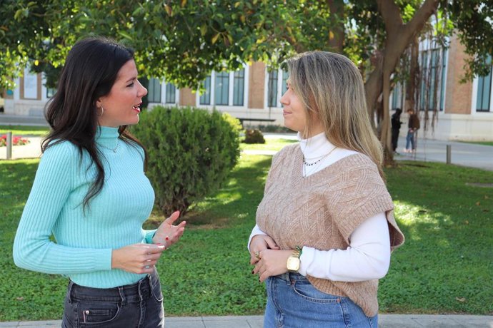 La parlamentaria andaluza y presidenta de Nuevas Generaciones de Málaga, Jessica Trujillo, y la también diputada andaluza Loli Caetano.