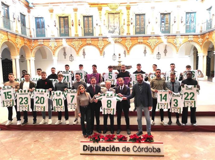 El presidente de la Diputación, Salvador Fuentes (centro), en la presentación del acuerdo con el Córdoba CF.