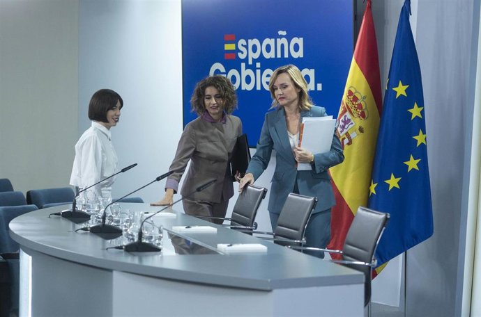(I-D) La ministra de Ciencia, Innovación y Universidades, Diana Morant; la vicepresidenta cuarta y ministra de Hacienda y Función Pública, María Jesús Montero, y la ministra Portavoz, Pilar Alegría, a su llegada a una rueda de prensa posterior a la reun