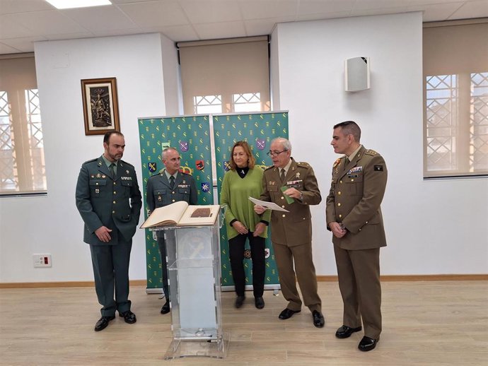 El teniente coronel Donate (izda), el capitán Luis de la Policía Judicial, la subdelegada Marian Conde, el coronel Alonso y el coronel De Felipe.