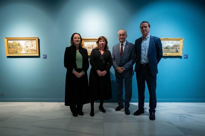 La muestra ha sido presentada por el alcalde, Francisco de la Torre, acompañado por la edil delegada de Cultura y Patrimonio Histórico, Mariana Pineda; la comisaria, Lourdes Jiménez y el coleccionista prestador de 40 obras, Antonio Castillo.