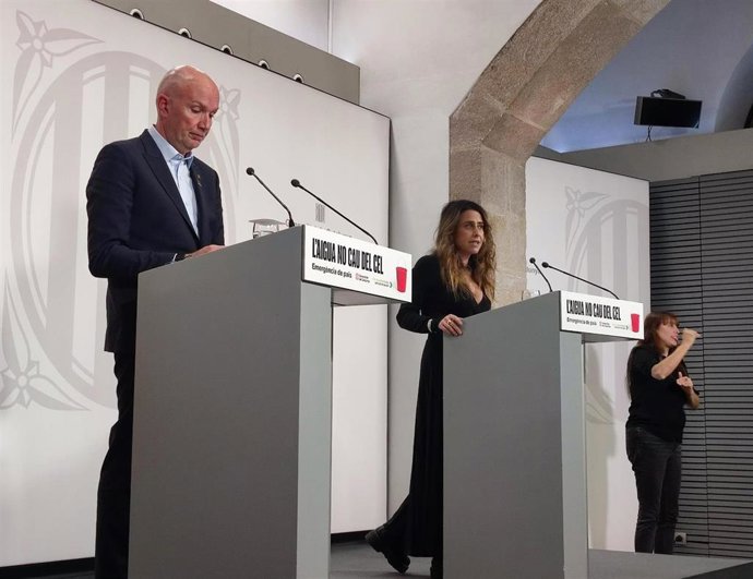 El conseller de Acción Climática, Alimentación y Agenda Rural, David Mascort, y la portavoz del Govern, Patrícia Plaja, en rueda de prensa tras la reunión del Consell Executiu.