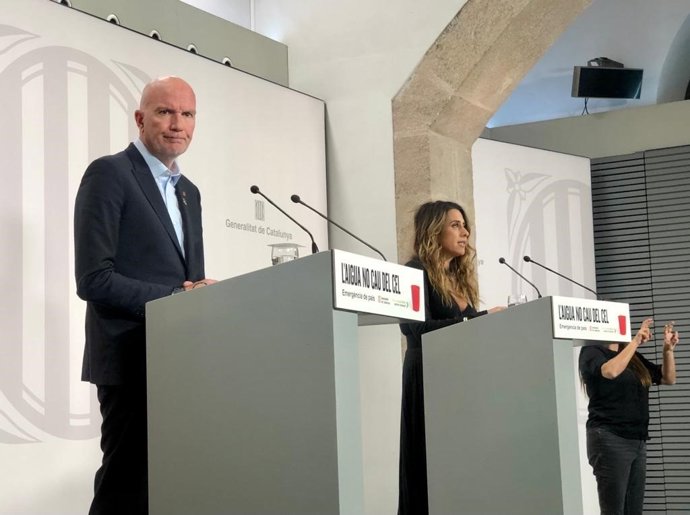 El conseller de Acción Climática, Alimentación y Agenda Rural de la Generalitat, David Mascort, y la portavoz del Govern, Patrícia Plaja, en rueda de prensa en Govern este martes