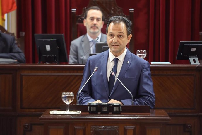 Archivo - El diputado parlamentario de Sa Unió, Lloren Córdoba, interviene durante una segunda sesión de investidura de Marga Prohens como presidenta de las Islas Baleares, en el Parlament balear, a 4 de julio de 2023