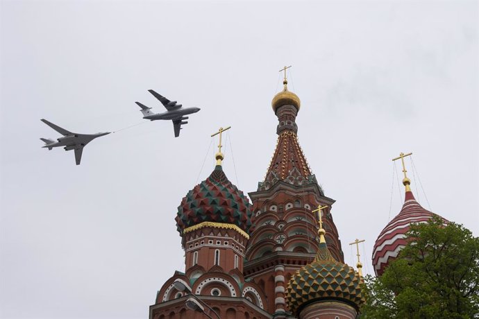 Archivo - Un avión de reabastecimiento Il-78 y un bombardero estratégico Tu-160 en un desfile militar en Moscú