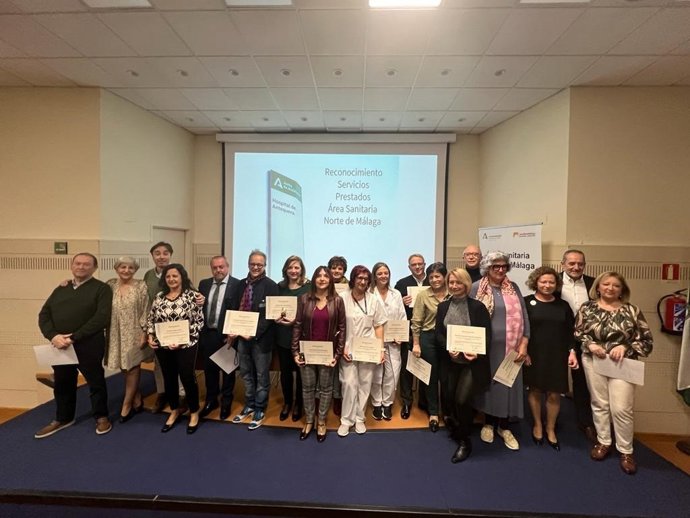 Área Sanitaria Antequera reconoce a una veintena de profesionales que superan los 30 años de servicio público.