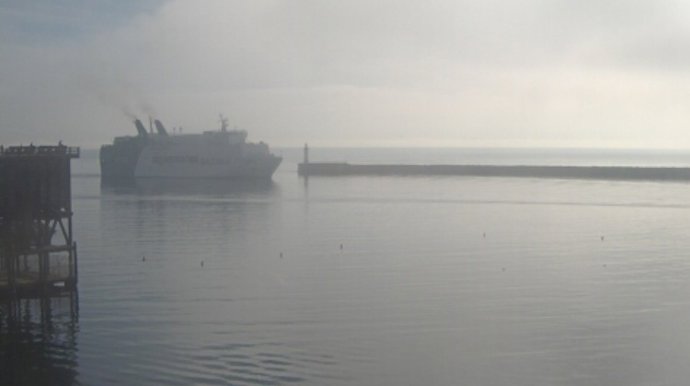 El ferri 'Regina Báltica' entra en el Puerto de Almería tras su reapertura a causa de la niebla.