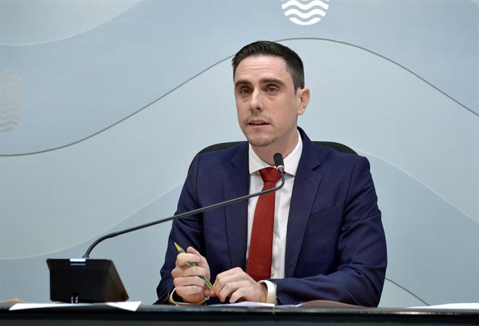 Archivo - El teniente de alcaldesa de Servicios Públicos del Ayuntamiento de Jerez, Jaime Espinar, en rueda de prensa para explicar el nuevo bando municipal sobre la sequía.