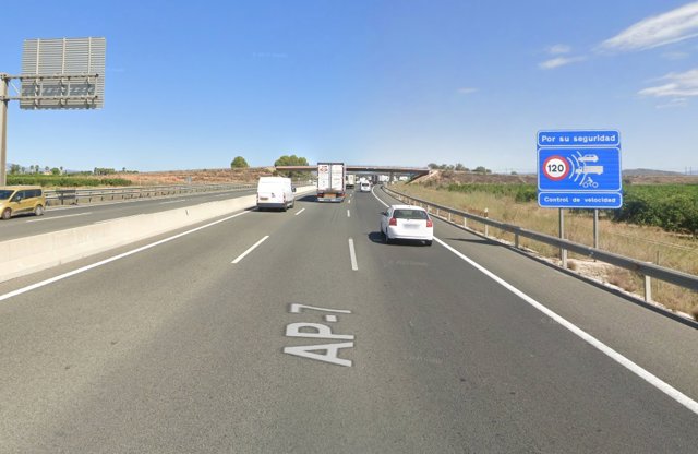 Muere el conductor de un camión frigorífico tras volcar e incendiarse en la A-7