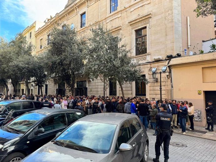 Más de 100 taxistas se concentran ante el Parlament cuando se debate una ley para regular el sector